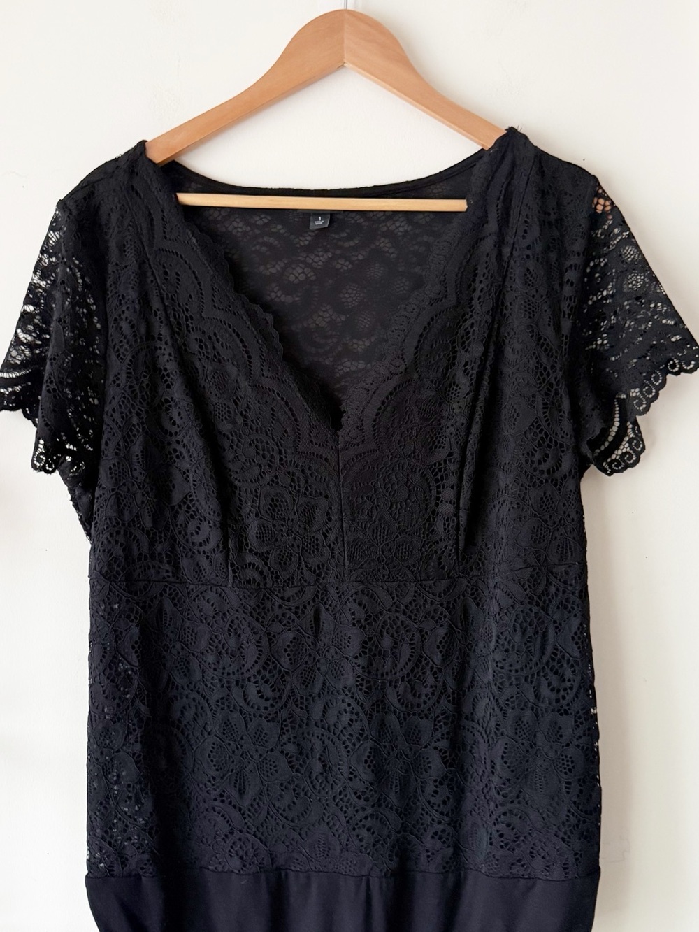 Torrid Black V-Neck Lace Bodysuit Short Sleeves
Scalloped Trim Size 1X 14/16 - Picture 8 of 16